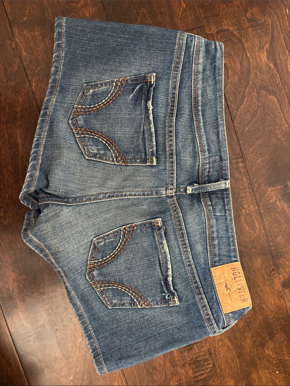 Hollister low-rise shorts, never worn. Tags still attached, size 5. - Picture 3 of 4